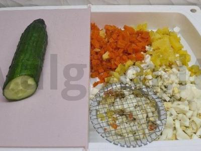 Olivjė su dešra, daržovėmis ir maltu juoduoju pipiru Žingsnis 5