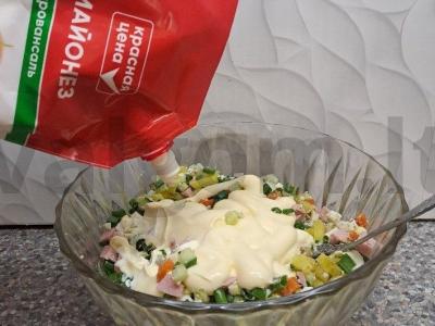 Olivjė su dešra, daržovėmis ir maltu juoduoju pipiru Žingsnis 12