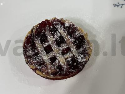 Mini pyragai su vyšniomis iš trapios tešlos pagrindine nuotrauka