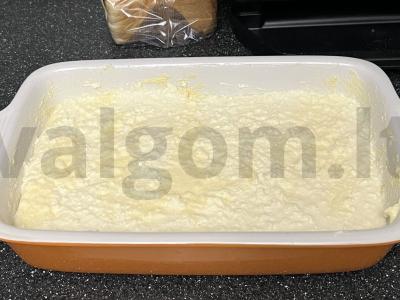 Varškės apkepas su razinomis ir citrinos žievele Žingsnis 2