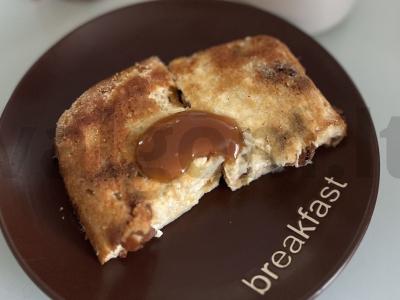 Varškės apkepas su razinomis ir citrinos žievele pagrindine nuotrauka