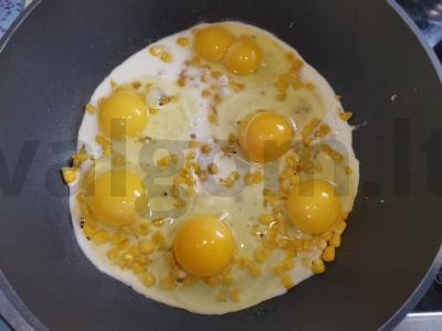 Kiaušinienė su kukurūzais ir dešrelėmis Žingsnis 3