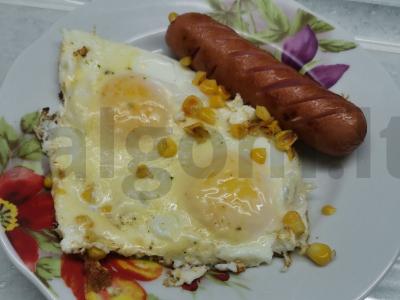 Kiaušinienė su kukurūzais ir dešrelėmis pagrindine nuotrauka