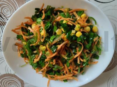 Jūros dumblių salotos su kukurūzais ir žolelėmis pagrindine nuotrauka