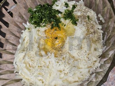 Sultingi bulviniai blynai su žolelėmis Žingsnis 3