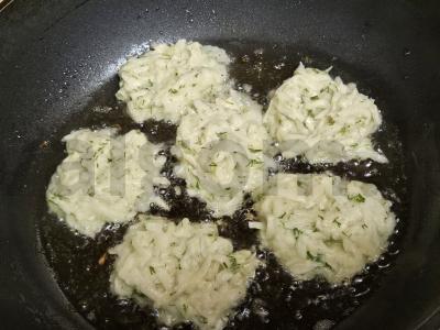 Sultingi bulviniai blynai su žolelėmis Žingsnis 4