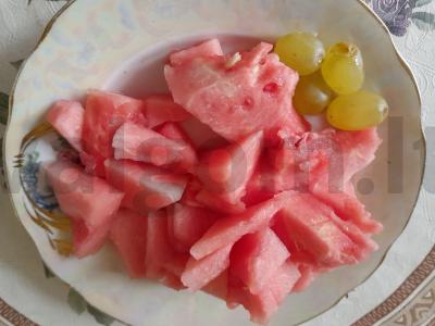 Vaisių gėrimas su arbūzu, vynuogėmis ir medumi Žingsnis 1