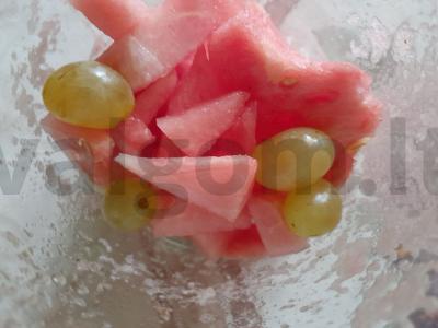 Vaisių gėrimas su arbūzu, vynuogėmis ir medumi Žingsnis 2