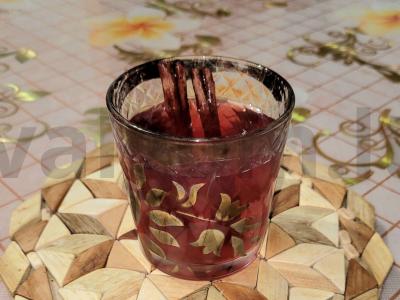 Aromatingas šermukšnių ir aviečių kompotas su cinamonu pagrindine nuotrauka