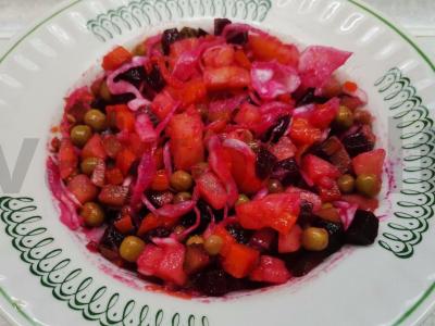 Vinegretas su žaliais žirneliais pagrindine nuotrauka