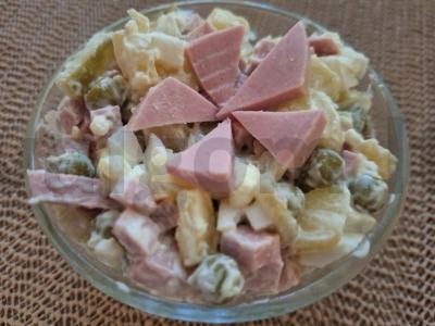 Salotas „Žieminis“ su virta dešra pagrindine nuotrauka