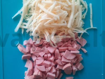 Sluoksniuotos tešlos pyragėliai su dešra ir sūriu Žingsnis 2