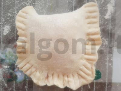 Sluoksniuotos tešlos pyragėliai su dešra ir sūriu Žingsnis 3