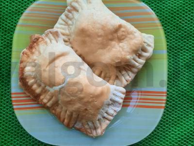 Sluoksniuotos tešlos pyragėliai su dešra ir sūriu pagrindine nuotrauka