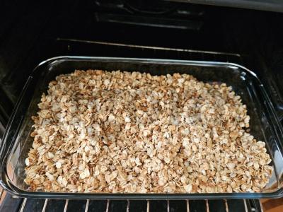 Traški granola su kokosų drožlėmis ir razinomis Žingsnis 4