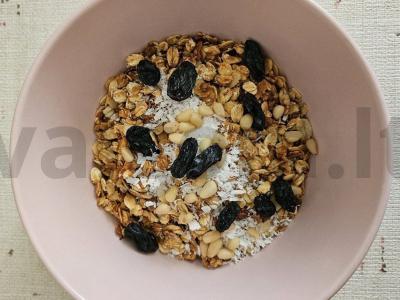 Traški granola su kokosų drožlėmis ir razinomis pagrindine nuotrauka