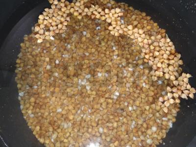 Grikių košė su šonine ir svogūnais keptuvėje Žingsnis 2