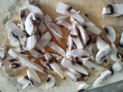 Makaronai su grietinėlės padažu, vištiena ir grybais Žingsnis 1