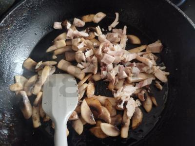 Makaronai su grietinėlės padažu, vištiena ir grybais Žingsnis 4