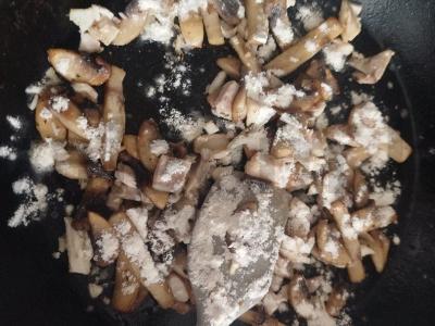 Makaronai su grietinėlės padažu, vištiena ir grybais Žingsnis 5