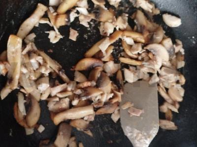 Makaronai su grietinėlės padažu, vištiena ir grybais Žingsnis 6