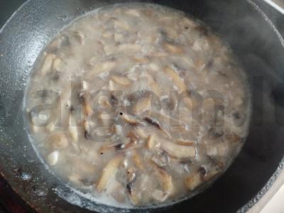 Makaronai su grietinėlės padažu, vištiena ir grybais Žingsnis 7