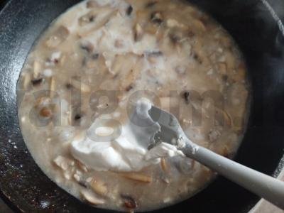 Makaronai su grietinėlės padažu, vištiena ir grybais Žingsnis 8