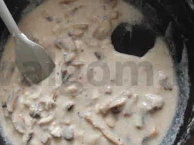 Makaronai su grietinėlės padažu, vištiena ir grybais Žingsnis 10