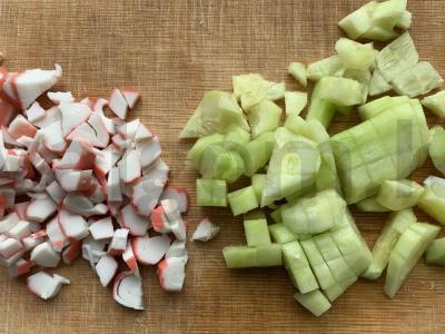 Salotas su konservuotais žirneliais, krabų lazdelėmis ir agurkais Žingsnis 1