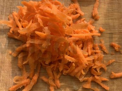 Salotas su konservuotais žirneliais, krabų lazdelėmis ir agurkais Žingsnis 2