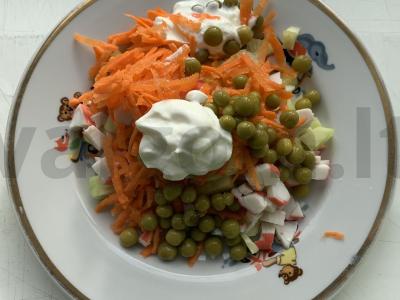 Salotas su konservuotais žirneliais, krabų lazdelėmis ir agurkais Žingsnis 3