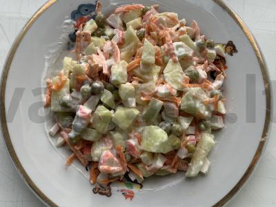 Salotas su konservuotais žirneliais, krabų lazdelėmis ir agurkais Žingsnis 4