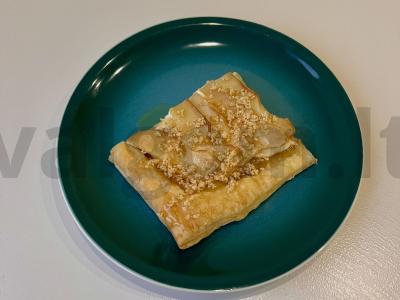 Desertas su kriaušėmis ir varškės sūriu pagrindine nuotrauka