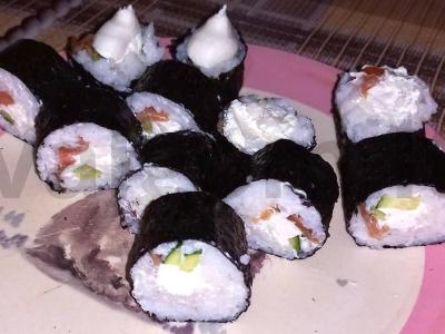 Rulonai su lašiša ir agurku pagrindine nuotrauka