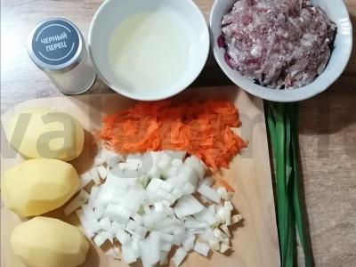 Sriuba su meatballs ir česnako plunksnomis Žingsnis 1