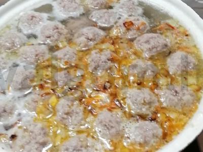 Sriuba su meatballs ir česnako plunksnomis Žingsnis 5
