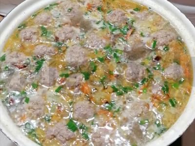 Sriuba su meatballs ir česnako plunksnomis pagrindine nuotrauka