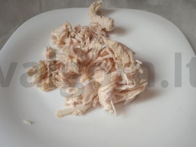 Traškūs trikampiai iš lavašo su geltonais pomidorais, suluguni sūriu ir džiovintu rozmarinu Žingsnis 1