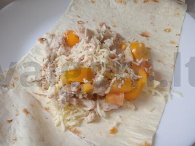 Traškūs trikampiai iš lavašo su geltonais pomidorais, suluguni sūriu ir džiovintu rozmarinu Žingsnis 4