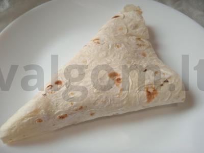 Traškūs trikampiai iš lavašo su geltonais pomidorais, suluguni sūriu ir džiovintu rozmarinu Žingsnis 5