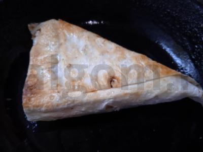 Traškūs trikampiai iš lavašo su geltonais pomidorais, suluguni sūriu ir džiovintu rozmarinu Žingsnis 7