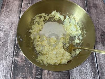 Švelniausi varškėčiai su ištirpintu baltu šokoladu Žingsnis 2