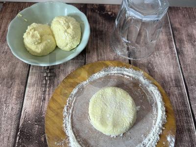 Švelniausi varškėčiai su ištirpintu baltu šokoladu Žingsnis 3