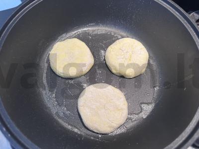 Švelniausi varškėčiai su ištirpintu baltu šokoladu Žingsnis 4