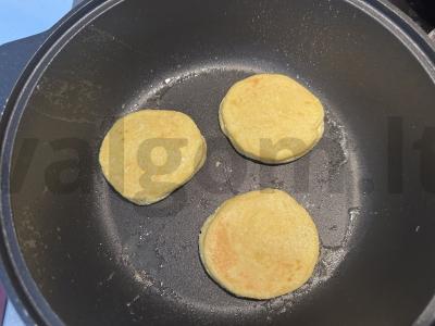 Švelniausi varškėčiai su ištirpintu baltu šokoladu Žingsnis 5