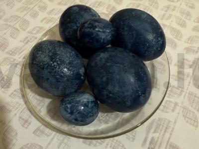 Velykiniai kiaušiniai karkadėje pagrindine nuotrauka