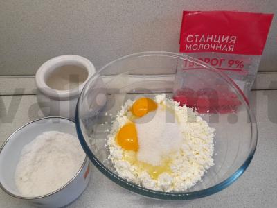 Varškės apkepas su obuoliu ir vyšnia Žingsnis 1