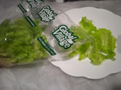 Salotas su krabais, avokadu, putpelių kiaušiniais ir sausainiais Žingsnis 1