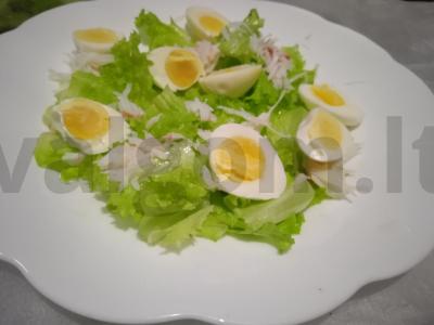 Salotas su krabais, avokadu, putpelių kiaušiniais ir sausainiais Žingsnis 4