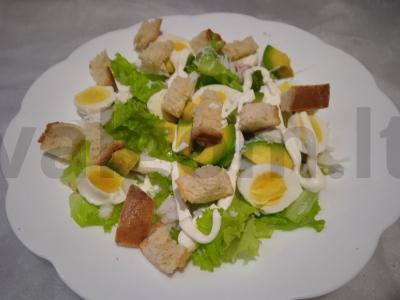 Salotas su krabais, avokadu, putpelių kiaušiniais ir sausainiais pagrindine nuotrauka